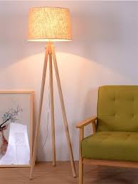 Lámpara de Pie Tripode de Madera Moderna
