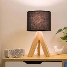 Lámpara de Mesa Tripode de Madera con Pantalla Negra